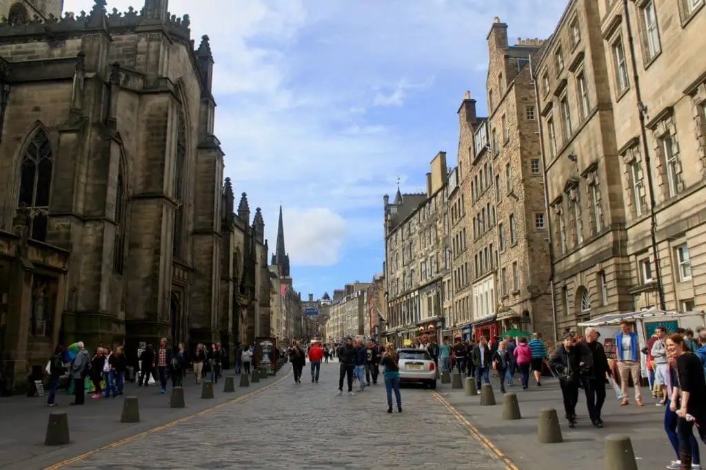 Street on the Royal Mile with church and stone buildings. No itinerary for one week in Scotland would be complete without at least a day or two in Edinburgh!