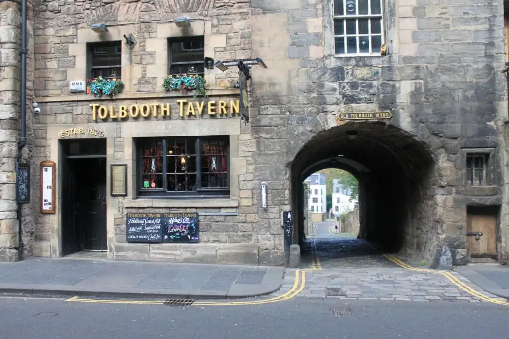 Tollbooth Tavern and alleyway branching off from Royal Mile
