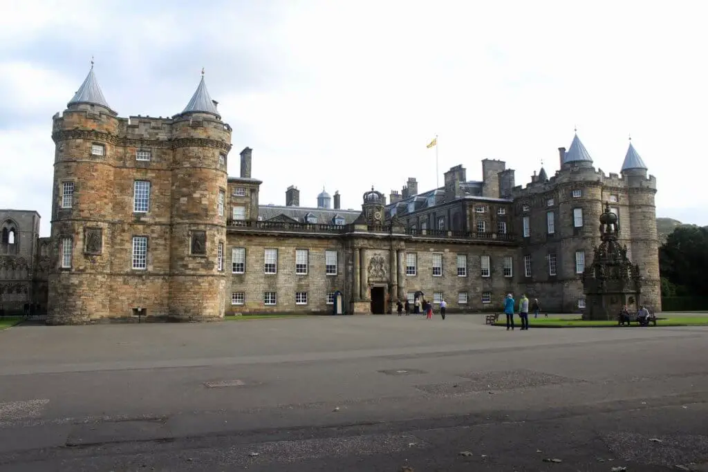 Holyrood Palace, one of the most popular points of interest on the Royal Mile. A visit wasn't on our one week in Scotland itinerary, but it's well worth a stop!