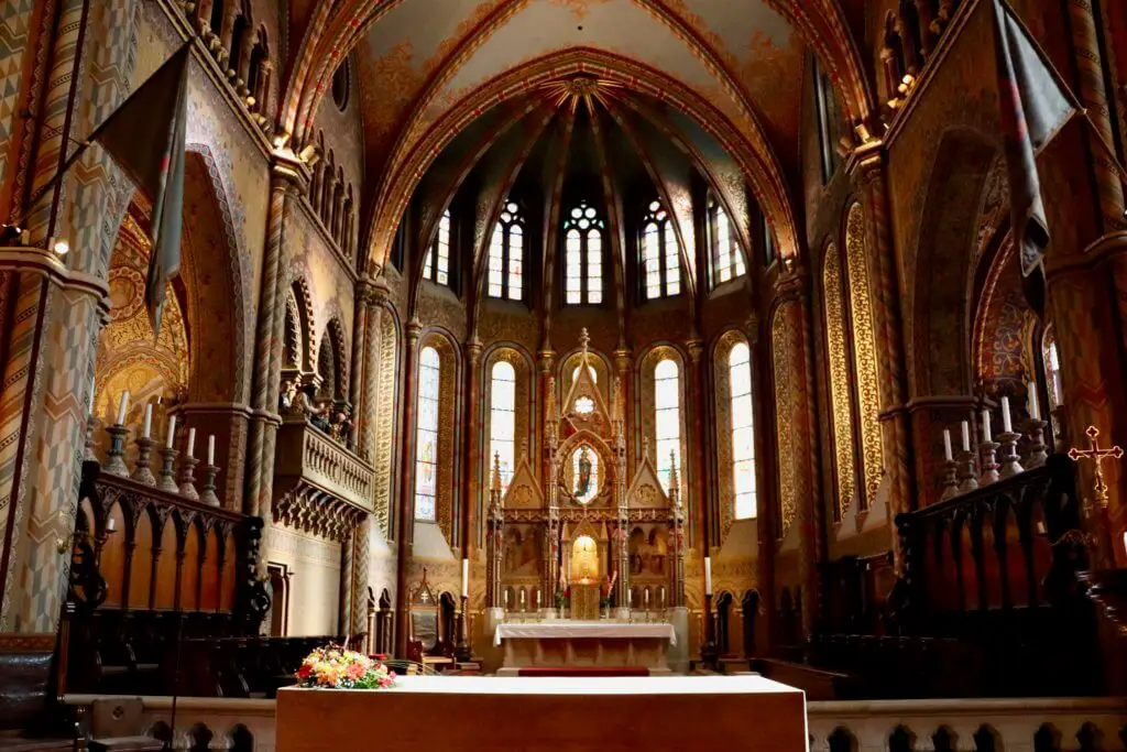 Altar and chancel area of Matthias Church
