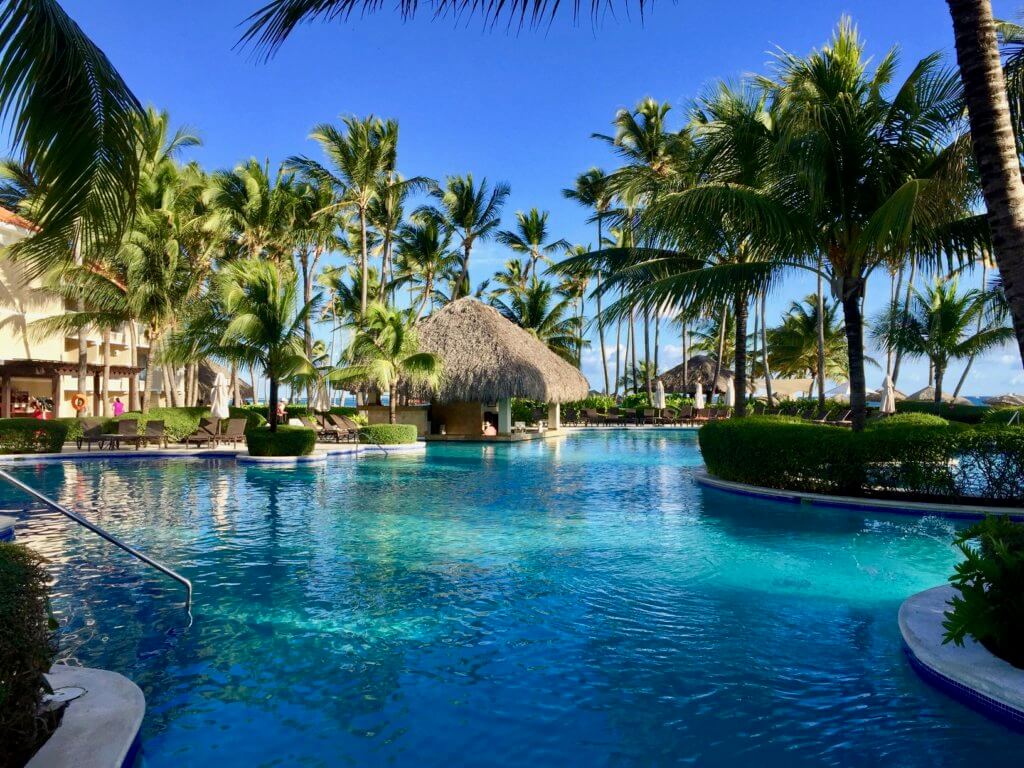 Gorgeous pool and swim-up bar at Dominican Republic resort. Full Life, Full Passport's honeymoon planning service can help you find the best destination!