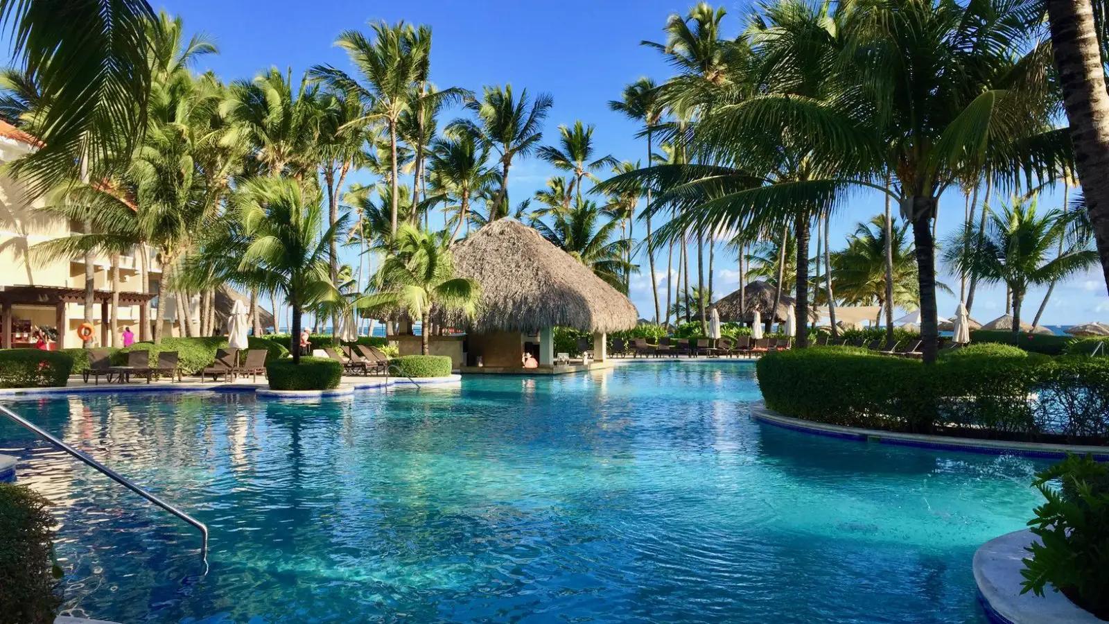 Gorgeous pool and swim-up bar at Dominican Republic resort. Full Life, Full Passport's honeymoon planning service can help you find the best destination!