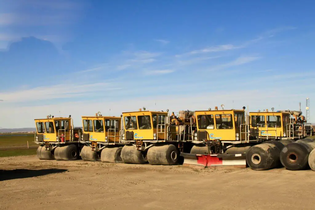 Rigs equipped with liquid-filled tires for driving on tundra
