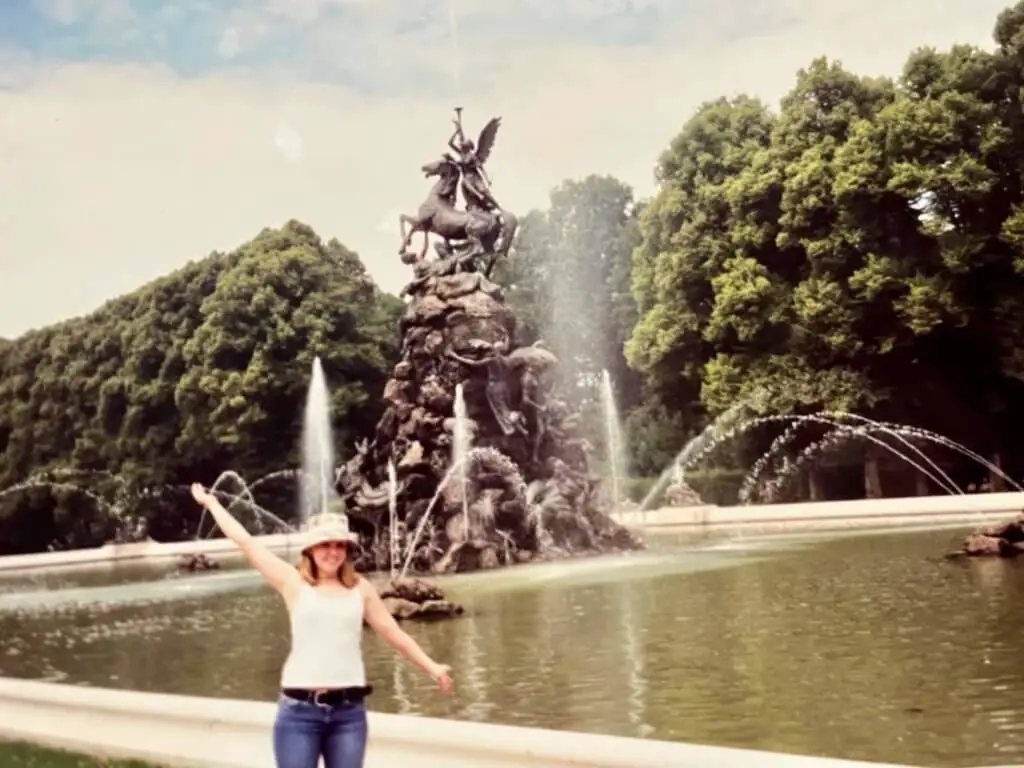 Molly in 2003 in front of a fountain in Germany